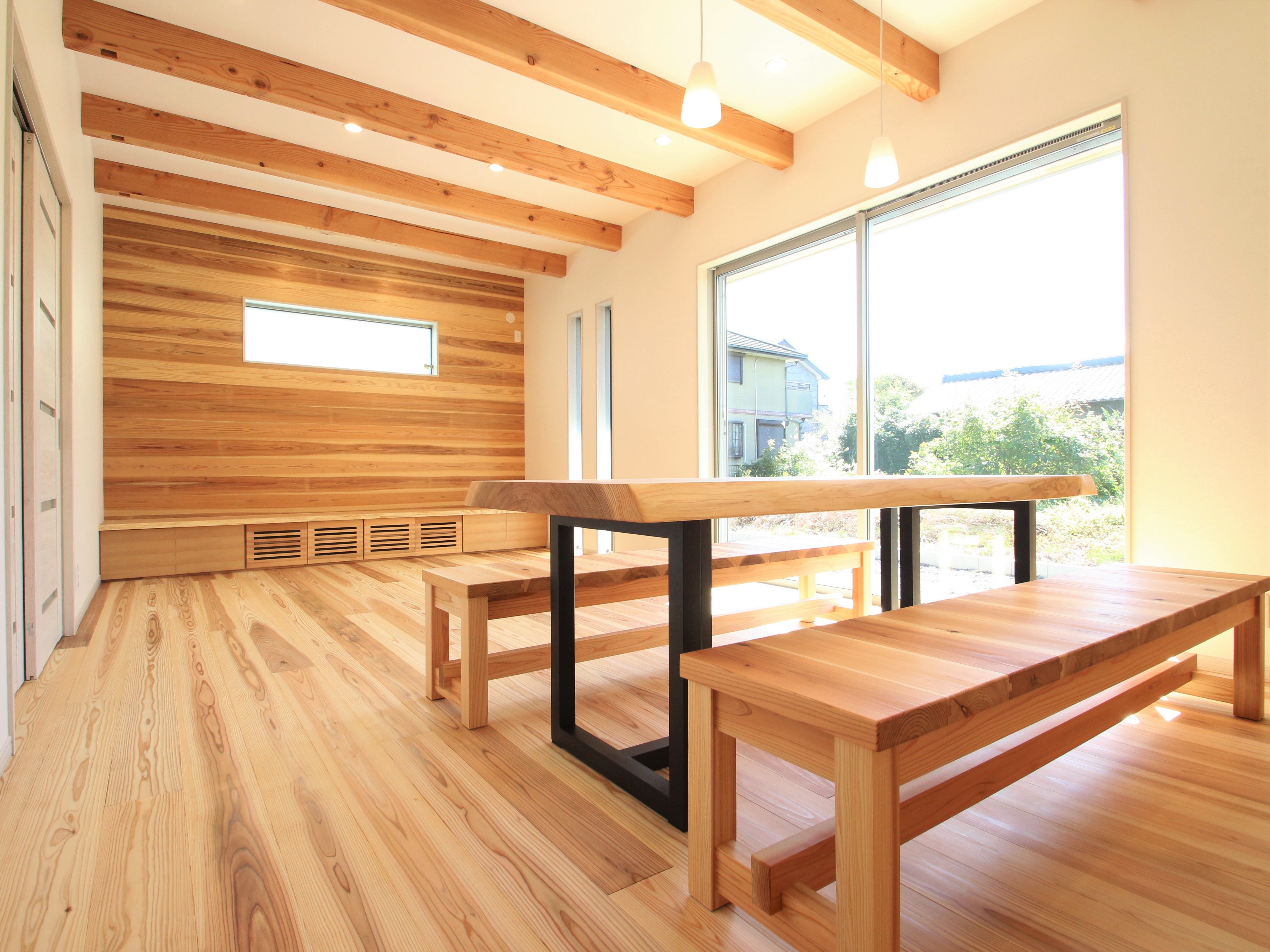 手作りのダイニングテーブルとベンチ<br />
アイアンの素材と木の雰囲気が素敵なオンリーワン家具です！